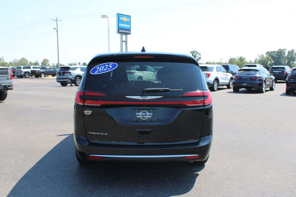 Used 2025 Chrysler Pacifica Select FWD image 8