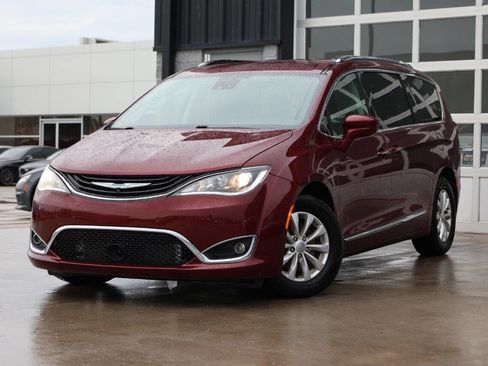 Used 2018 Chrysler Pacifica Touring-L w/ Advanced Safetytec Group FWD image 3