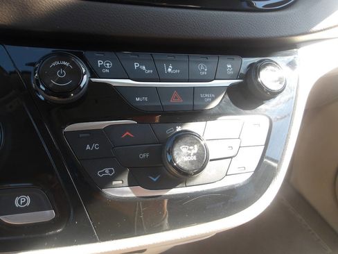 Used 2018 Chrysler Pacifica Touring-L w/ Advanced Safetytec Group image 15