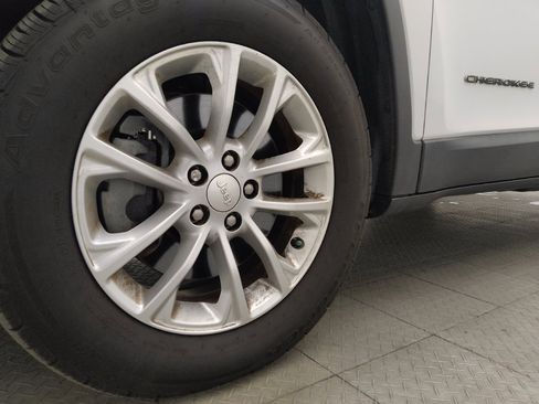 Used 2019 Jeep Cherokee Latitude w/ Cold Weather Group image 31