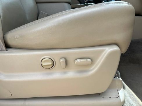 Used 2010 Chevrolet Suburban LT RWD image 13