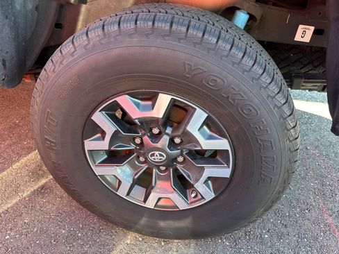 Used 2018 Toyota Tacoma TRD Off-Road image 18