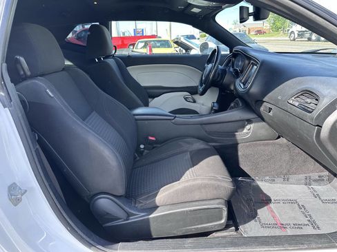Used 2017 Dodge Challenger R/T image 9