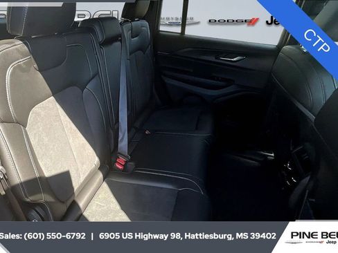 New 2025 Jeep Grand Cherokee Altitude image 8