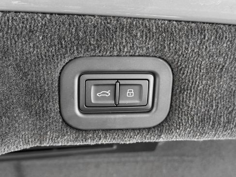 Used 2025 Bentley Flying Spur Plug-In Hybrid AWD/4WD image 44