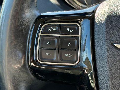 Used 2016 Chrysler Town & Country Limited image 10