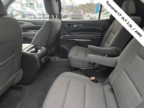 Used 2025 Chevrolet Traverse LT image 16