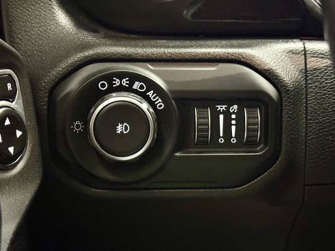 Used 2019 Jeep Wrangler Unlimited Sahara w/ Uconnect 4C Nav & Sound Group AWD/4WD image 17