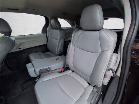 Used 2022 Toyota Sienna XLE FWD image 18