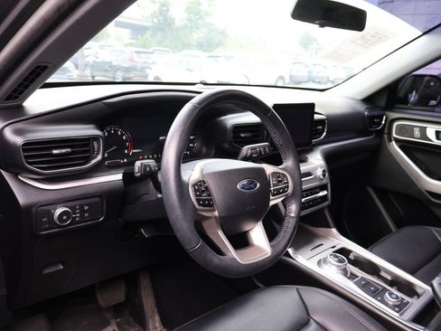 Used 2021 Ford Explorer XLT w/ Equipment Group 202A AWD/4WD image 9