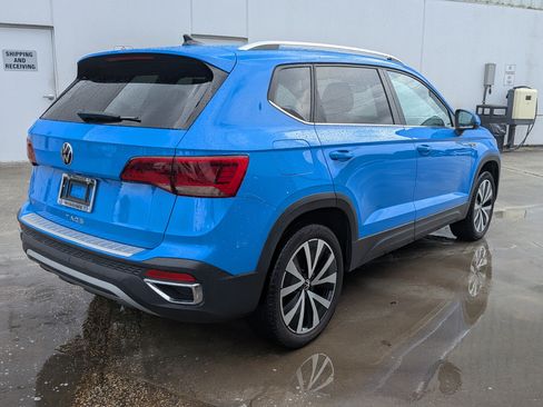 Certified 2024 Volkswagen Taos SE FWD image 3