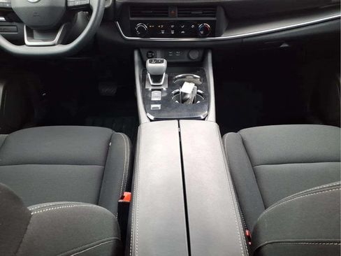 Used 2025 Nissan Rogue S FWD image 11