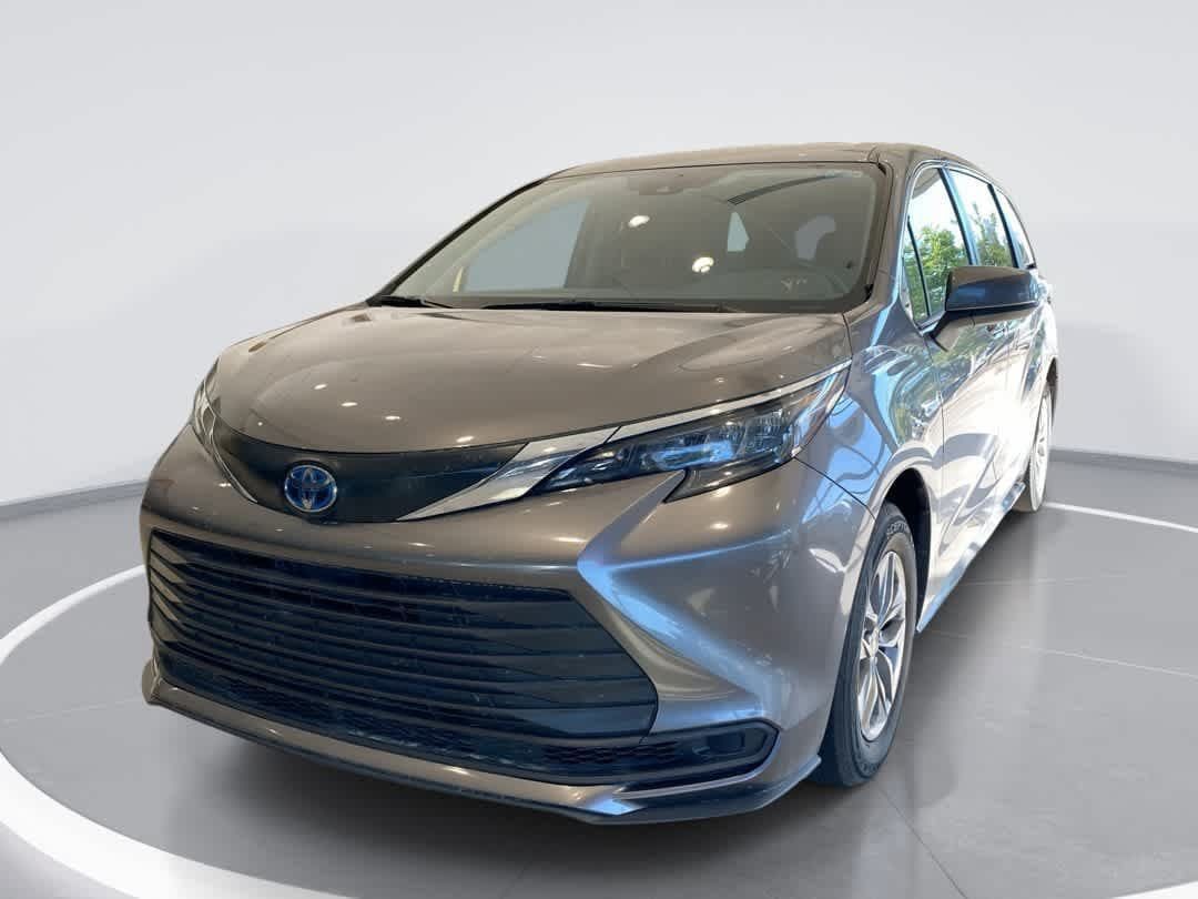 Certified 2024 Toyota Sienna LE FWD image 1