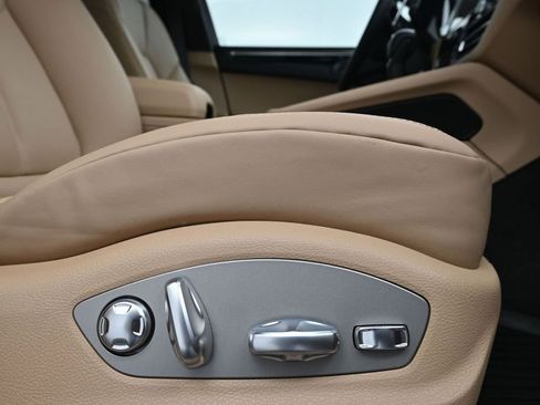 Certified 2026 Porsche Macan AWD/4WD image 15