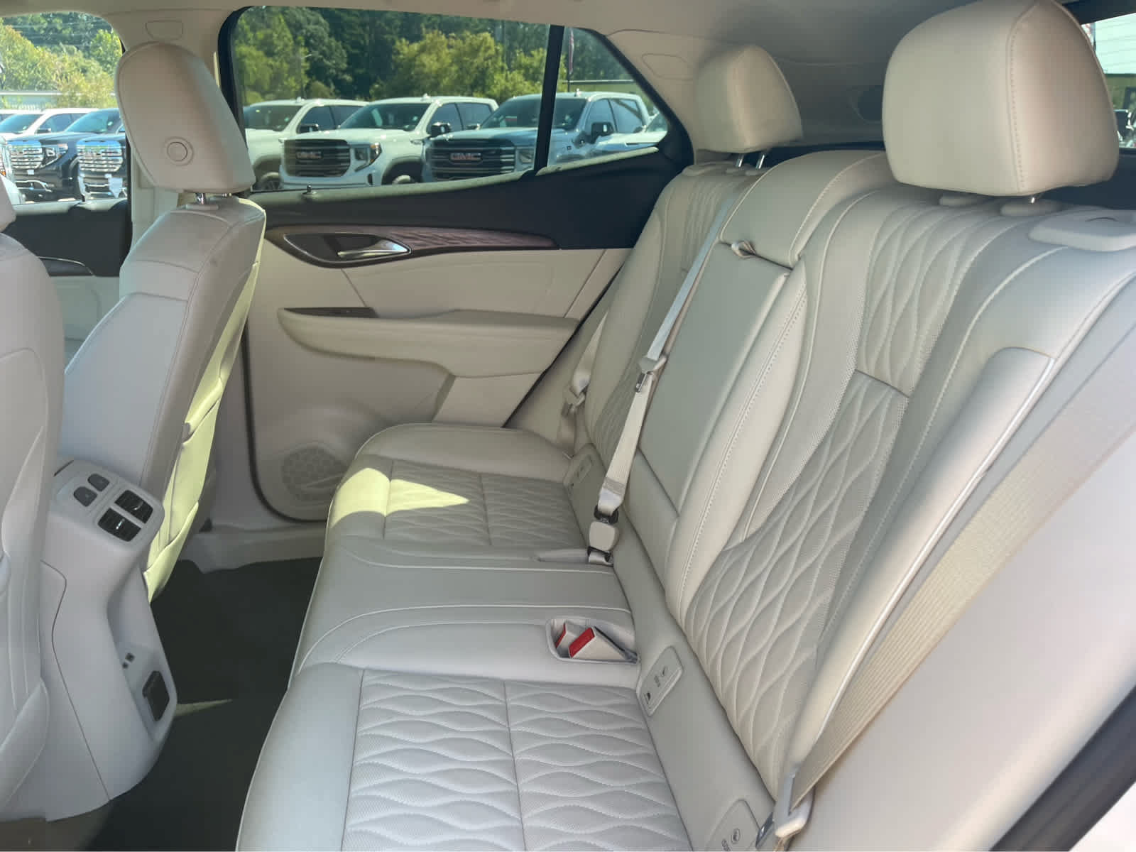 Used 2022 Buick Envision Avenir w/ Technology Package II FWD image 21