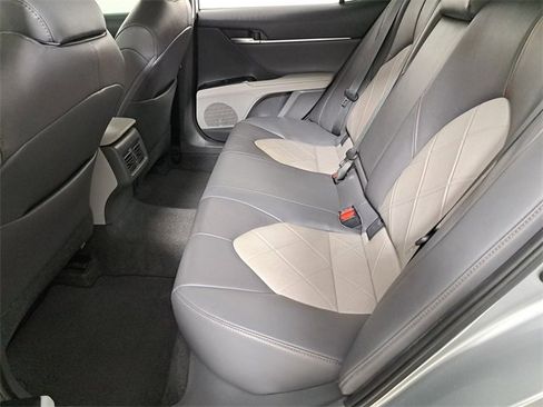 Used 2019 Toyota Camry XLE image 11
