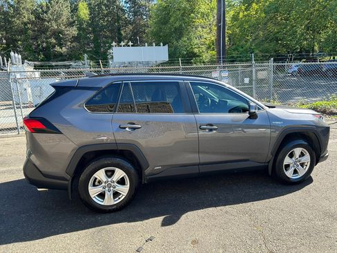 Used 2020 Toyota RAV4 XLE image 4