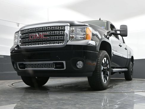 Used 2011 GMC Sierra 2500 Denali w/ Suspension Package, Off-Road AWD/4WD image 32