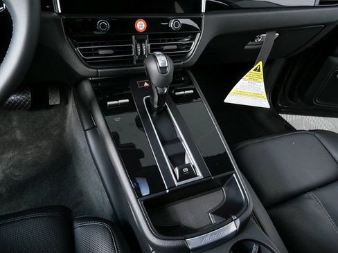 Used 2026 Porsche Macan AWD/4WD image 15