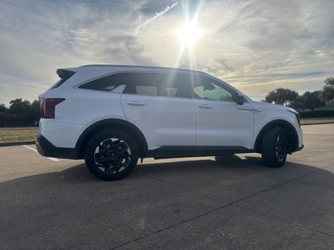 Used 2025 Kia Sorento S w/ Panoramic Sunroof Package image 3