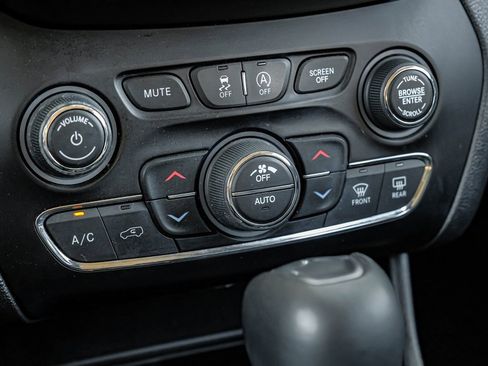 Used 2020 Jeep Cherokee Limited image 35