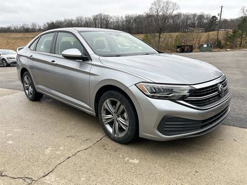 Used 2024 Volkswagen Jetta SE image 2