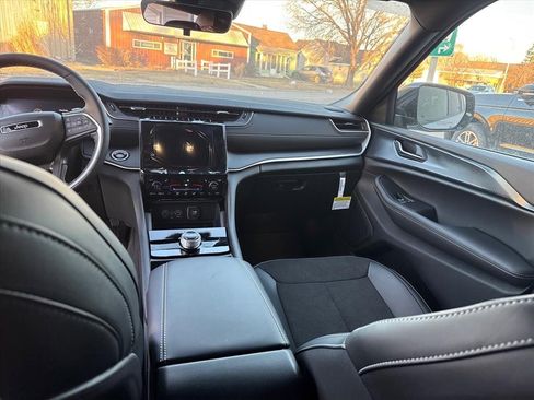 New 2025 Jeep Grand Cherokee L Altitude image 8