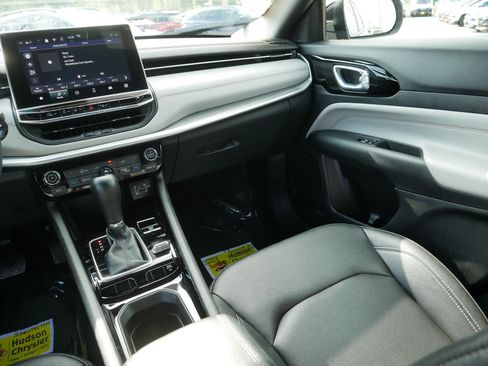 Used 2025 Jeep Compass Limited AWD/4WD image 11