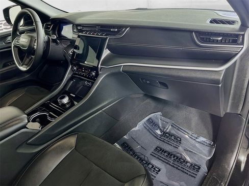 Used 2023 Jeep Grand Cherokee Altitude image 32