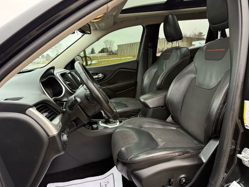 Used 2016 Jeep Cherokee Trailhawk w/ Comfort/Convenience Group image 12
