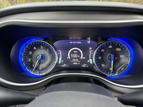 Used 2023 Chrysler Pacifica Touring-L image 2