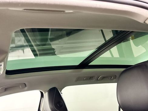 Used 2022 Volkswagen Tiguan SE image 18