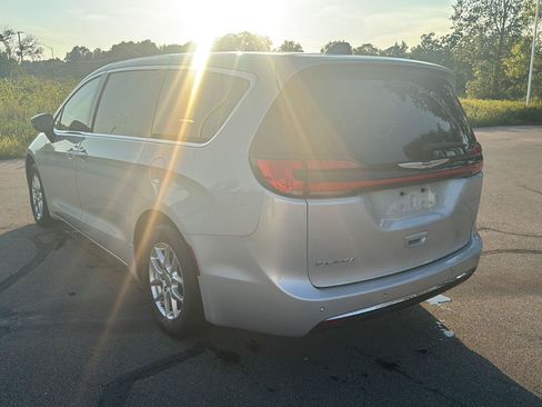 Used 2024 Chrysler Pacifica Touring-L FWD image 3
