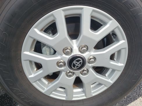 Used 2024 Toyota Tacoma SR5 AWD/4WD image 9
