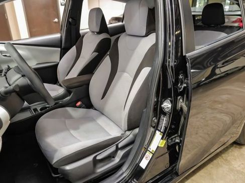 Used 2020 Toyota Prius LE image 4