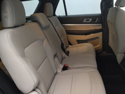Used 2018 Ford Explorer XLT image 19