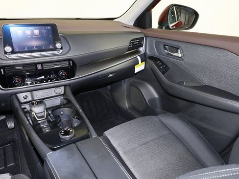 Used 2023 Nissan Rogue SV image 11