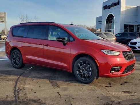 New 2026 Chrysler Pacifica Limited w/ S Appearance Package image 2