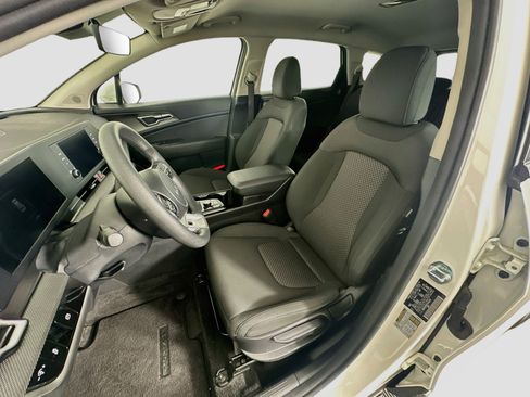 Used 2025 Kia Sportage LX FWD image 13