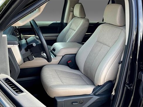 Used 2024 Ford Expedition XLT image 14