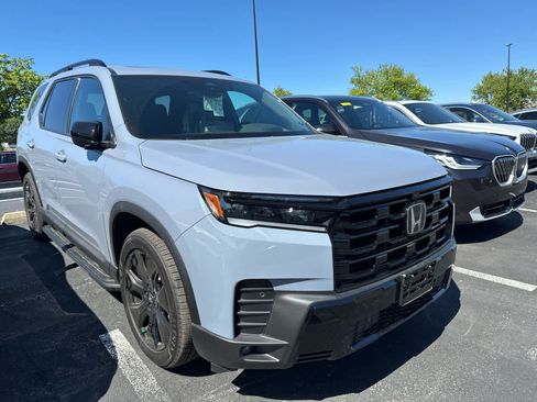 Used 2026 Honda Pilot Black Edition image 2