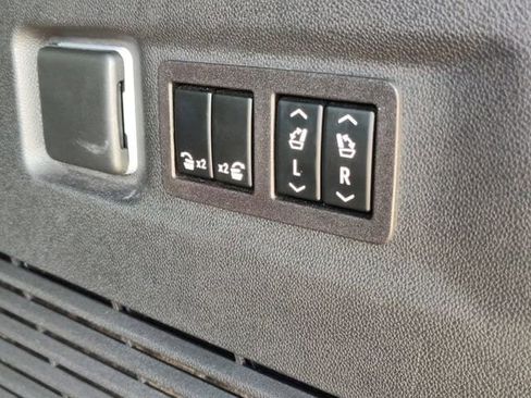 Used 2023 GMC Yukon XL AT4 image 8