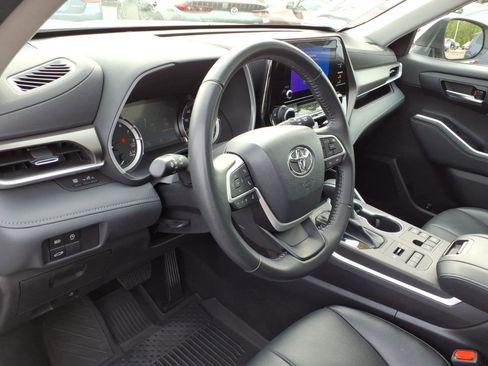 Used 2023 Toyota Highlander XLE AWD/4WD image 18