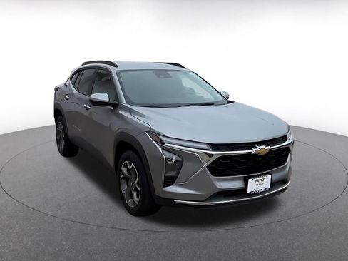 Used 2025 Chevrolet Trax LT image 3