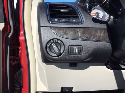 Used 2015 Chrysler Town & Country Touring-L w/ Driver Convenience Group FWD image 18