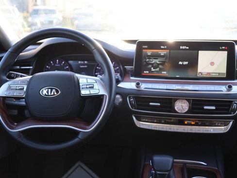 Used 2020 Kia K900 Luxury image 24