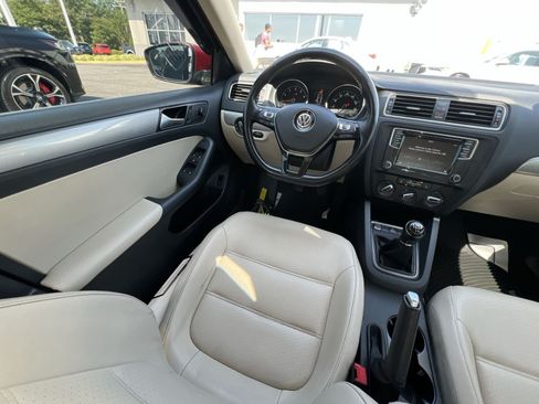 Used 2018 Volkswagen Jetta SE FWD image 4