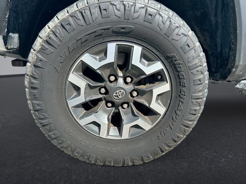 Used 2017 Toyota Tacoma TRD Off-Road w/ Premium & Technology Package RWD image 10