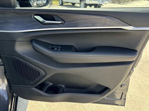 New 2025 Jeep Grand Cherokee Limited w/ Black Appearance Package image 24