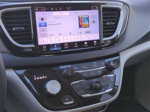 Used 2022 Chrysler Pacifica Touring-L image 16